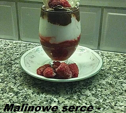 Malinowe serce - deser z biitej śmietany z nutelą i malinami