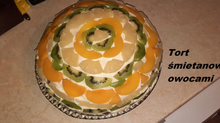 Tort śmietanowy z owocami